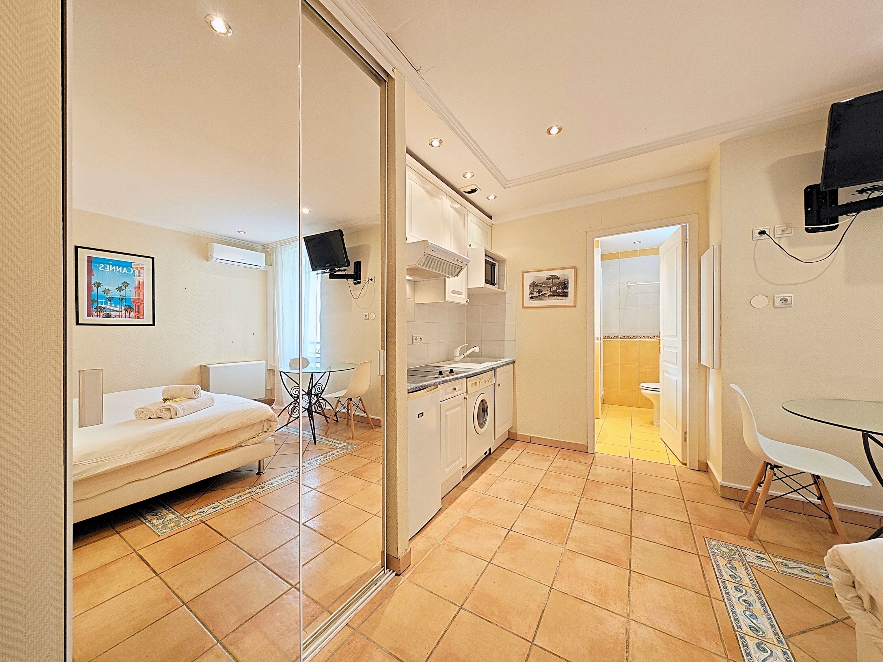 Tabla de planchar con plancha, Internet, ropa de cama