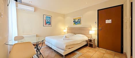 Iron/ironing board, Internet, bed sheets