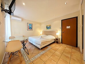 Ferros/tábuas de passar roupa, acesso à internet, roupa de cama