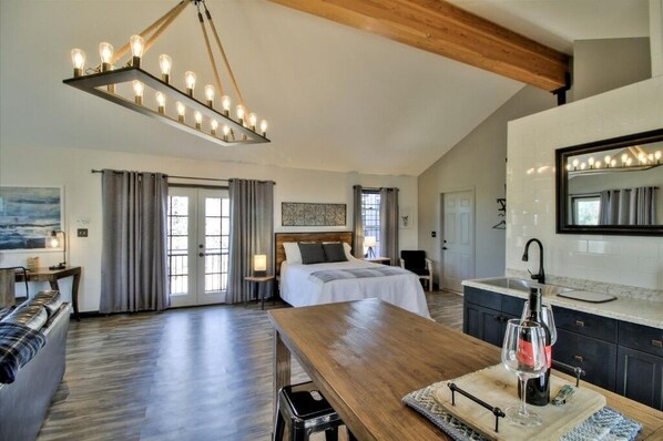 1 bedroom, iron/ironing board, WiFi, bed sheets - The loft of the Papillon cellars (Mariposa)