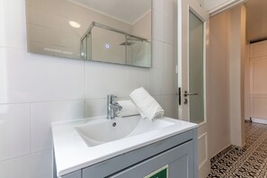 Hair dryer, towels, shampoo, toilet paper