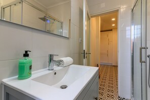 Hair dryer, towels, shampoo, toilet paper