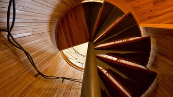 Un escalier en colimaçon avec des murs en bois et un pilier central.