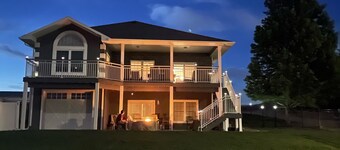 Vain muutaman askeleen päässä rannalta.  Lakefront omaisuus loputtomilla näkymillä. 