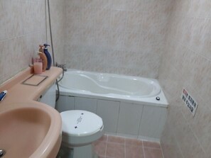 Chambre Standard | Salle de bain | Ensemble baignoire-douche, articles de toilette (gratuits)