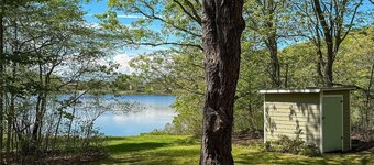 Secluded Lakefront Cottage Near Town Beaches and North Fork Wineries 