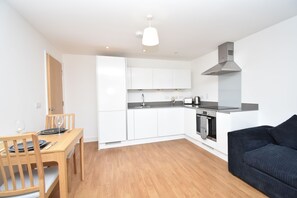 Apartment, 1 Bedroom | Private kitchen | Fridge, oven, stovetop, dishwasher - Modern 1 Bed Flat in London (London)