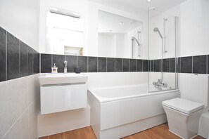 Apartment, 1 Bedroom | Bathroom | Combined shower/tub, hair dryer, towels, toilet paper - Modern 1 Bed Flat in London (London)