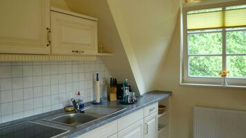 Kühlschrank, Ofen, Wasserkocher mit Kaffee-/Teezubehör, Wasserkocher