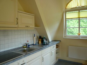 Kühlschrank, Ofen, Wasserkocher mit Kaffee-/Teezubehör, Wasserkocher