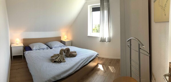 3 bedrooms, travel crib, WiFi, bed sheets