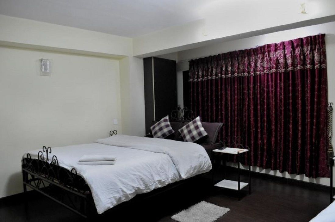 Cortinas blackout, wifi gratis y ropa de cama 