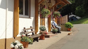 A building with a sign reading "Gasthaus Pension Zum Spälarwald" and a wooden bench outside. - Double room without balcony 04 - Gasthaus Zum Pälterwald (Oberzent)