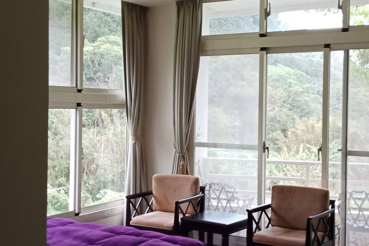 Escrivaninha, cortinas blackout, Wi-Fi de cortesia, roupa de cama