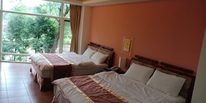 Quarto quádruplo | Escrivaninha, cortinas blackout, Wi-Fi de cortesia, roupa de cama