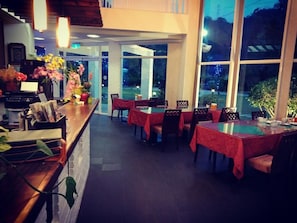 Café da manhã com pratos da culinária local grátis todos os dias