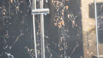 Dusche, kostenlose Toilettenartikel, Haartrockner, Hausschuhe