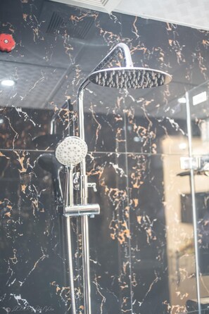 Dusche, kostenlose Toilettenartikel, Haartrockner, Hausschuhe