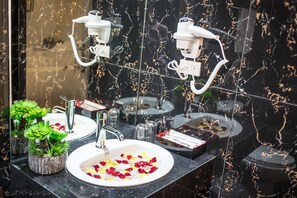 Shower, free toiletries, hair dryer, slippers - Lieber Hotel (Hanoi)