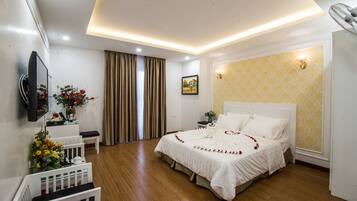 VIP Room | Minibar, in-room safe, desk, soundproofing