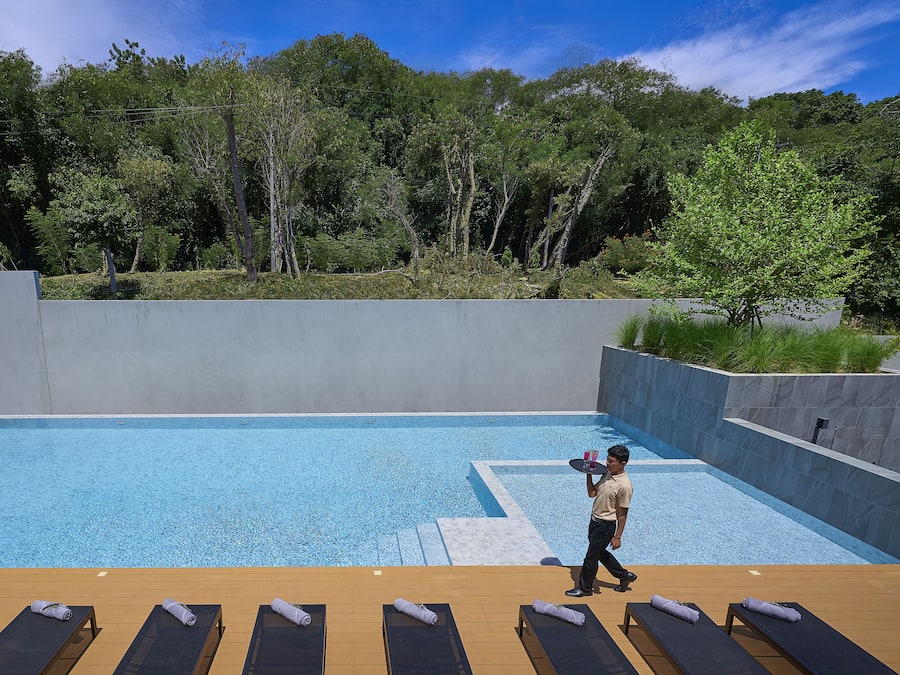 Una piscina al aire libre