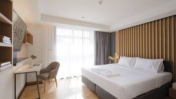 Grand Suite | Minibar, in-room safe, desk, blackout drapes