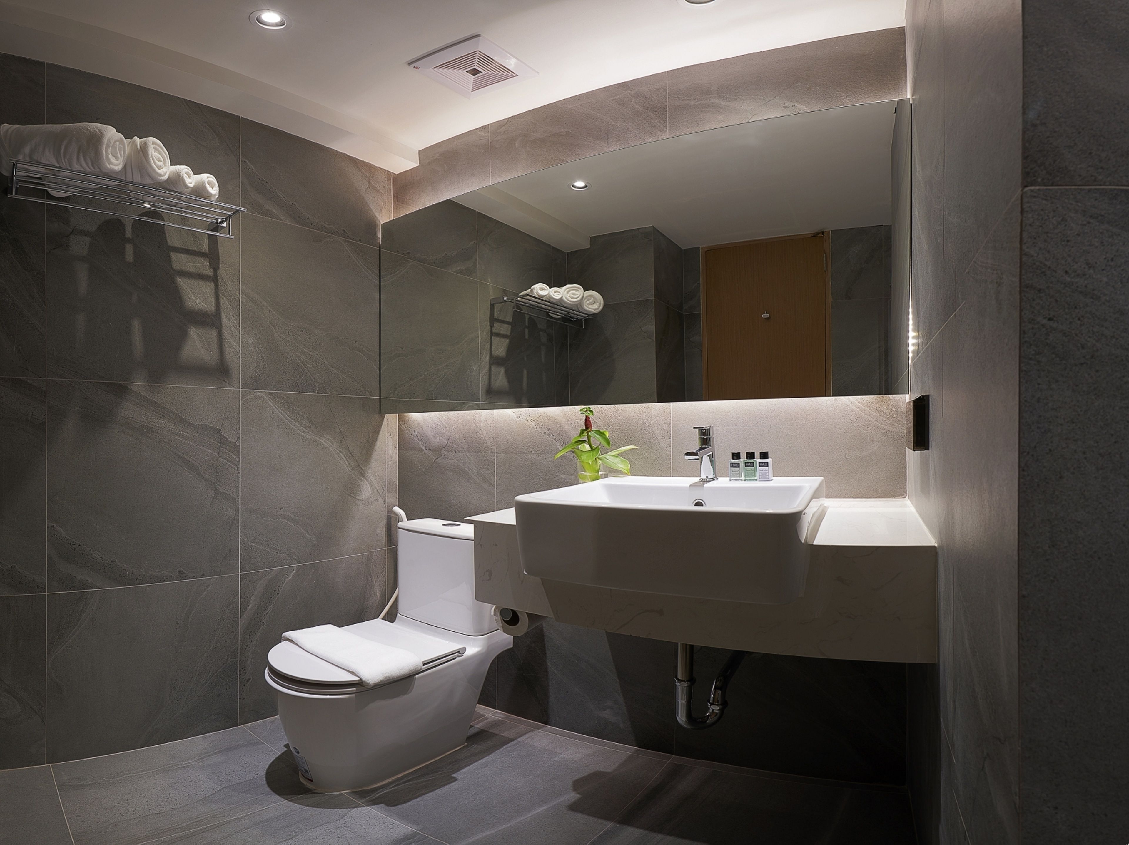 garden hill suite | bathroom | separate bathtub and shower, free toiletries, hair dryer, bathrobes