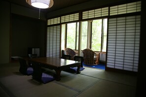 Quarto tradicional (10 tatami with Breakfast and Dinner) | Edredons de pluma, roupa de cama