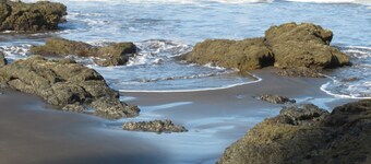 Romslige og rolige leilighet trinn fra stranden!