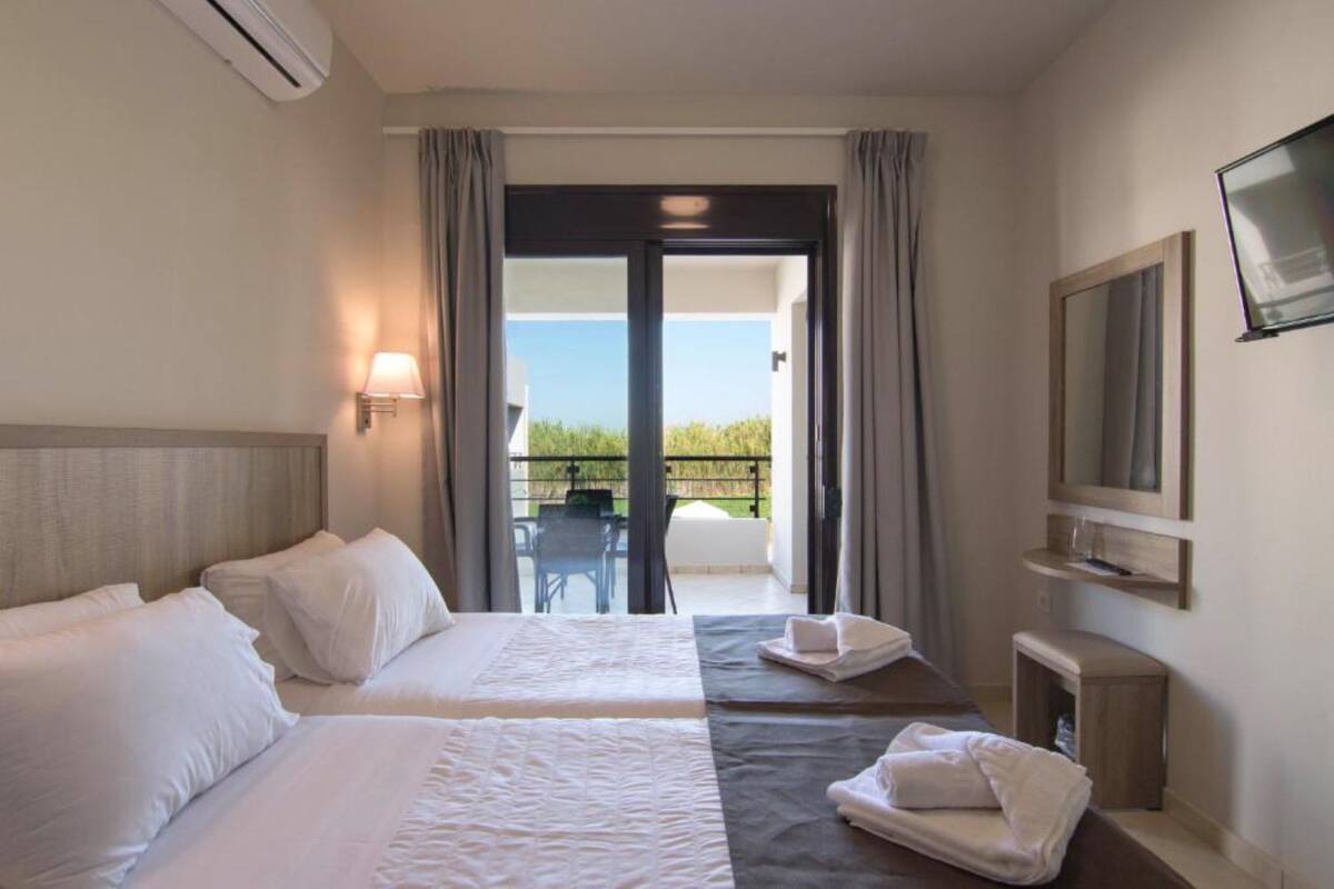 In-room safe, blackout drapes, soundproofing