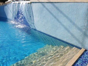 Seasonal outdoor pool, open 10:00 AM to 6:30 PM, pool umbrellas - Carisa Maleme (Platanias)