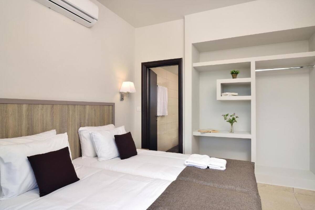 In-room safe, blackout drapes, soundproofing