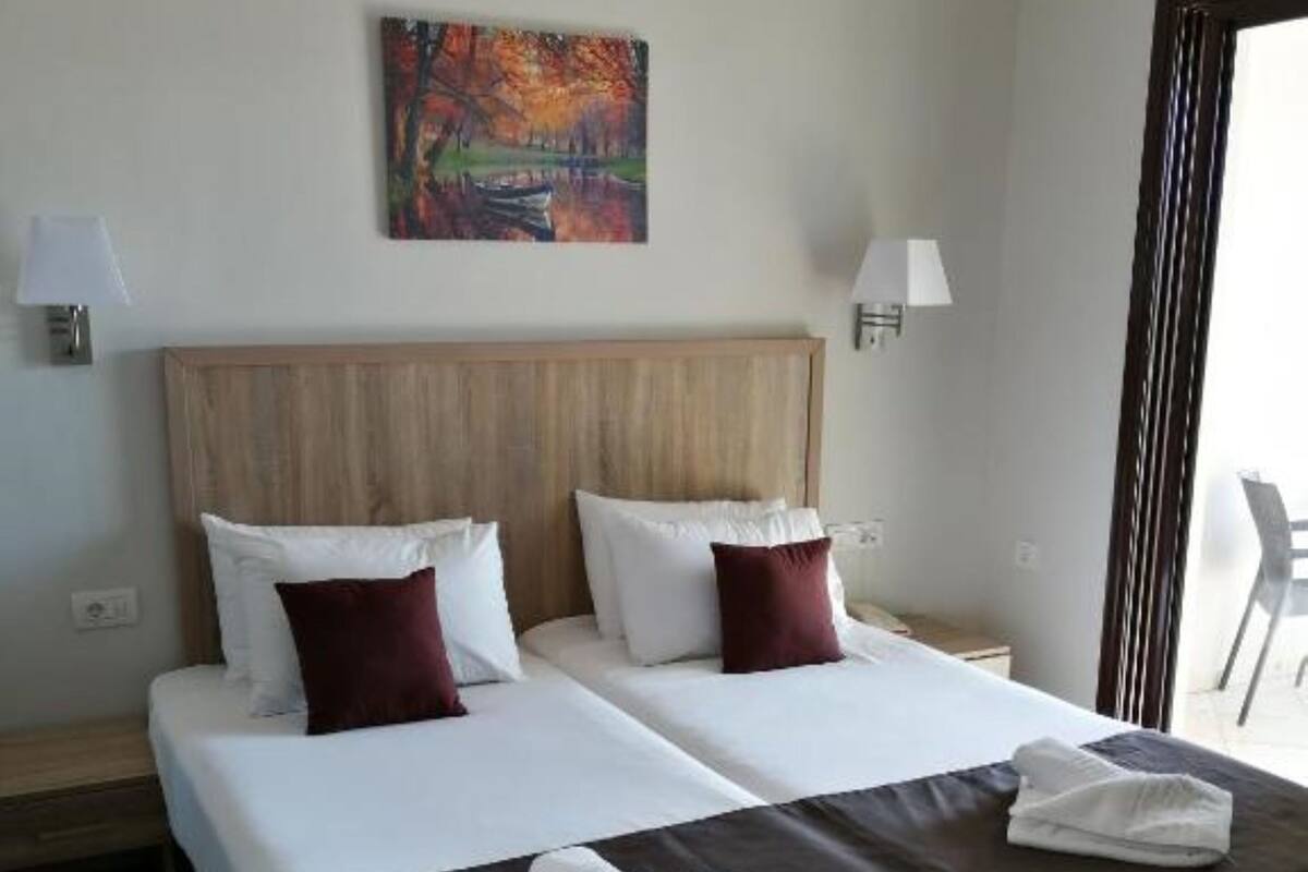 In-room safe, blackout drapes, soundproofing
