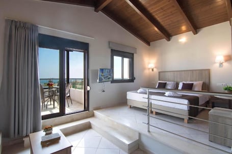 Habitación triple estándar, 1 habitación, vistas al mar | Caja fuerte, cortinas opacas, sistema de insonorización. Carisa Maleme