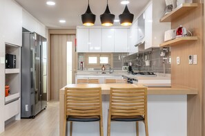 Refrigerador, microondas, horno, placa de cocina