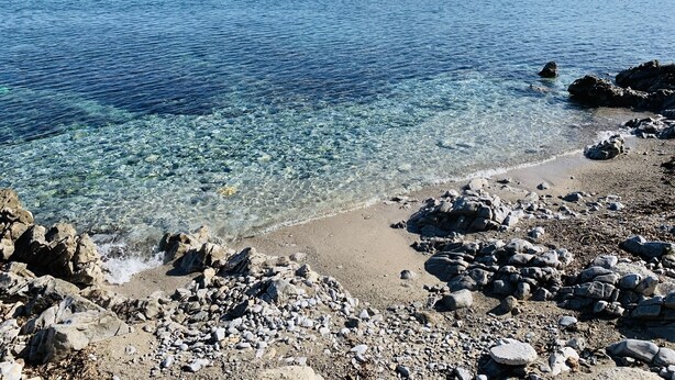 A rocky beach with clear water and distant mountains. - 2 steps from the sea of the Gulf of Carini (Carini)