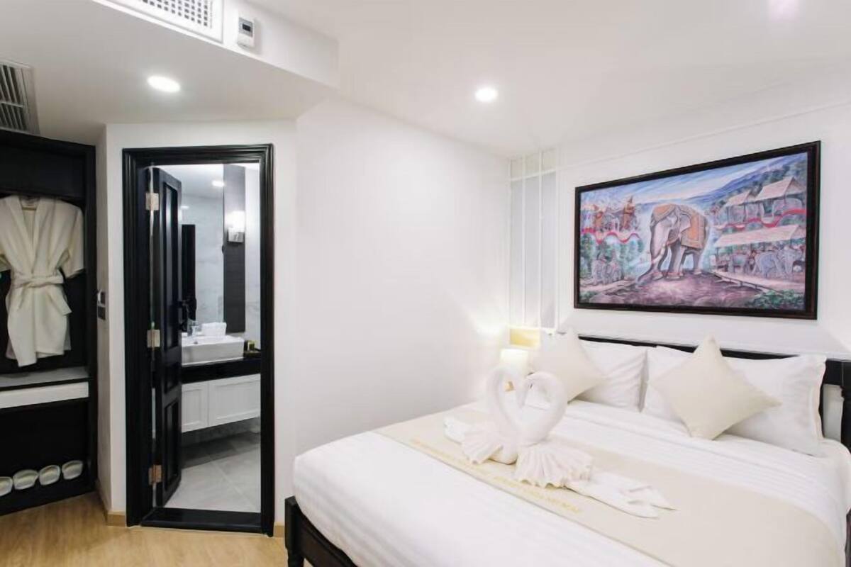 Minibar (some free items), in-room safe, desk, blackout drapes