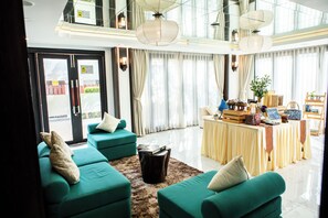 Lobby sitting area - The Experience Walking Street Chiang Mai (Chiang Mai)