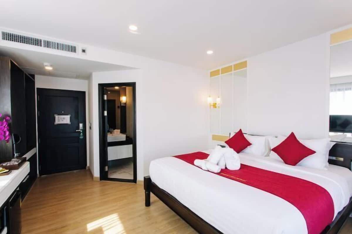 In-room safe, desk, blackout drapes, soundproofing