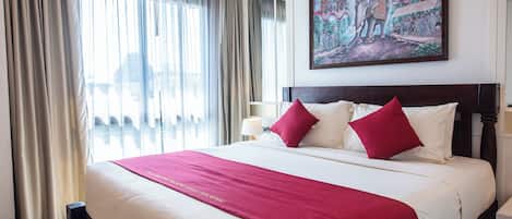 Deluxe Room | In-room safe, desk, blackout curtains, soundproofing