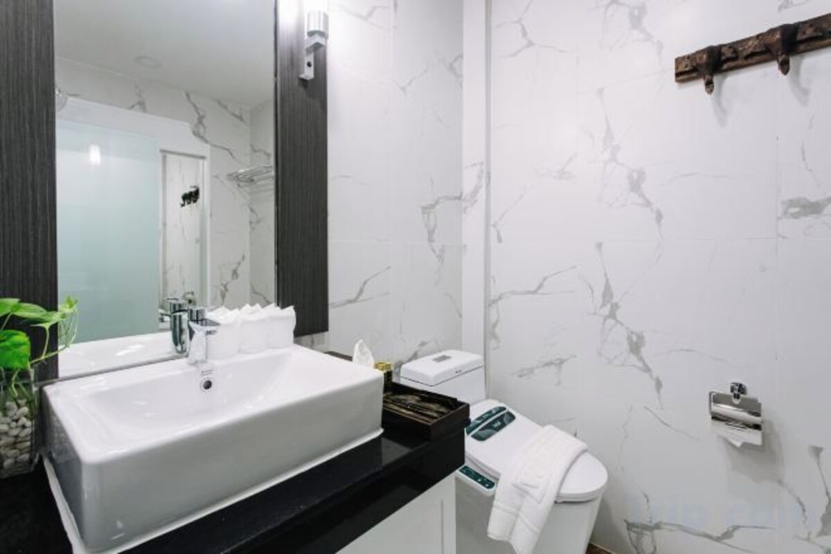 Baño | Artículos de higiene personal gratuitos, secador de pelo y albornoces