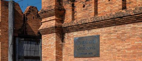Una pared de ladrillo con un letrero que dice 'Pavement Gate'.