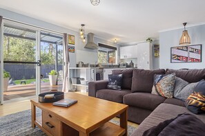 Hus - 2 soveværelser | Opholdsområde | 50-tommers fladskærms-tv med digitale kanaler, LCD-tv, pejs