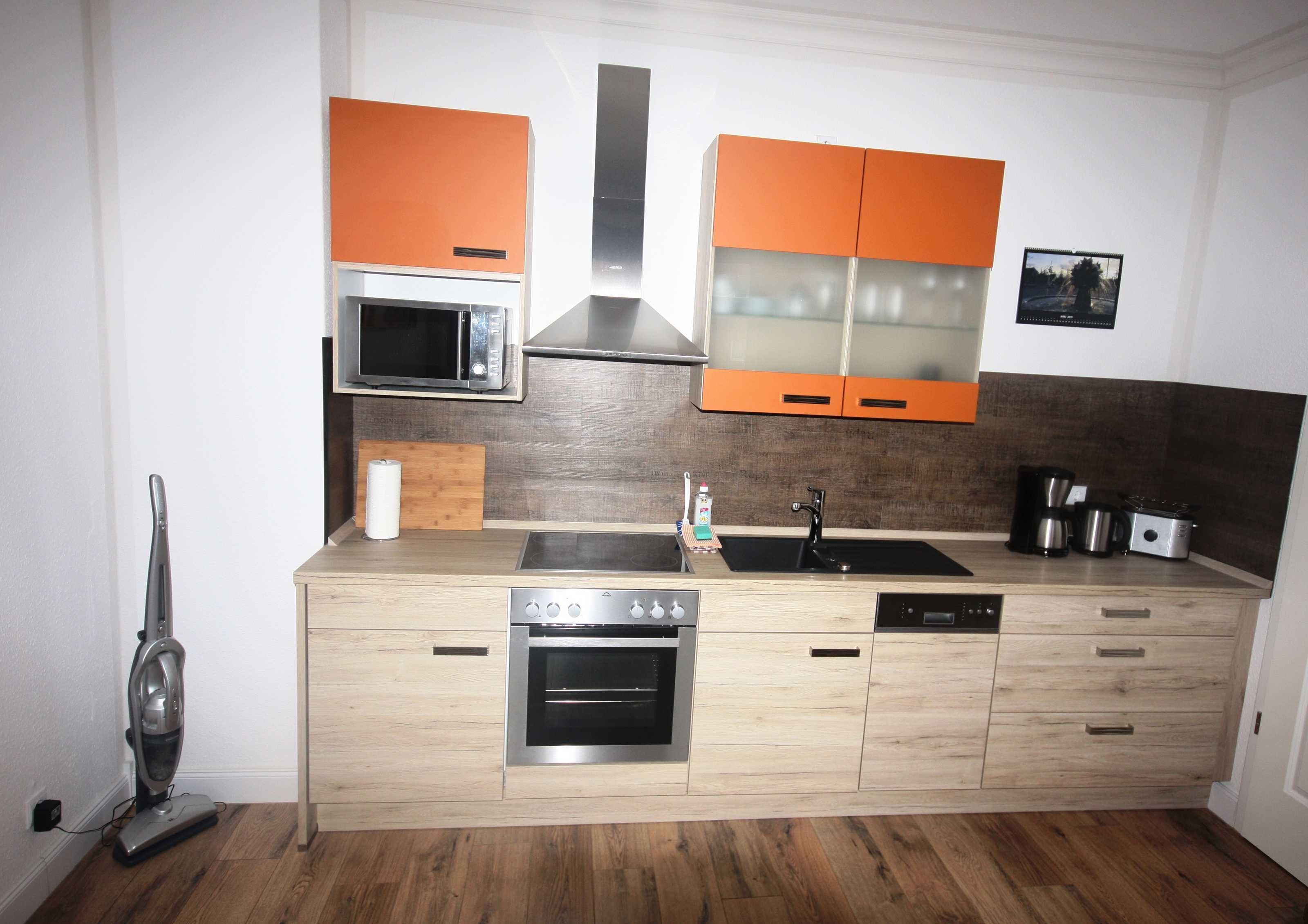 Kühlschrank, Mikrowelle, Geschirrspüler, Wasserkocher