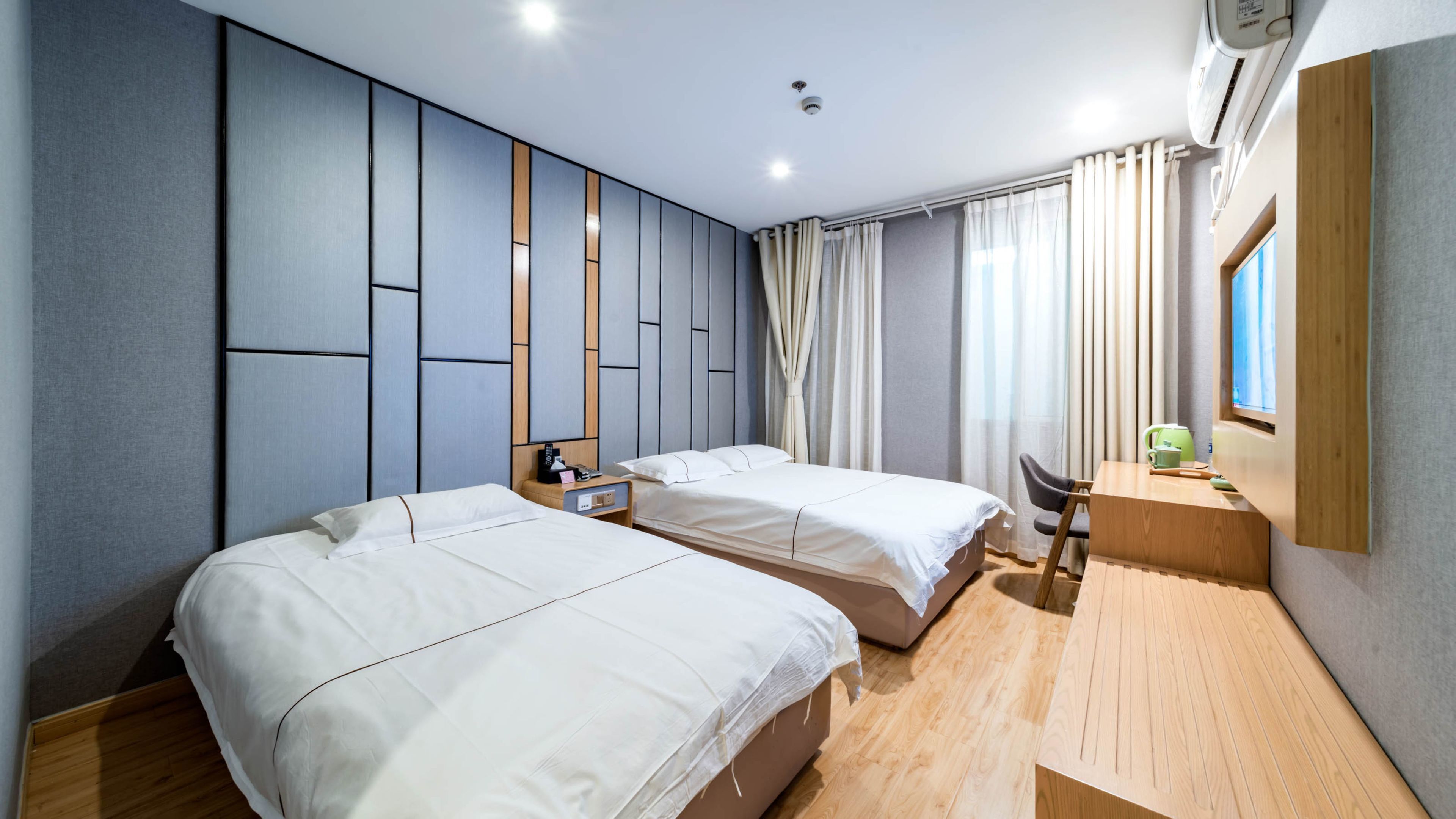 Blackout curtains, free WiFi