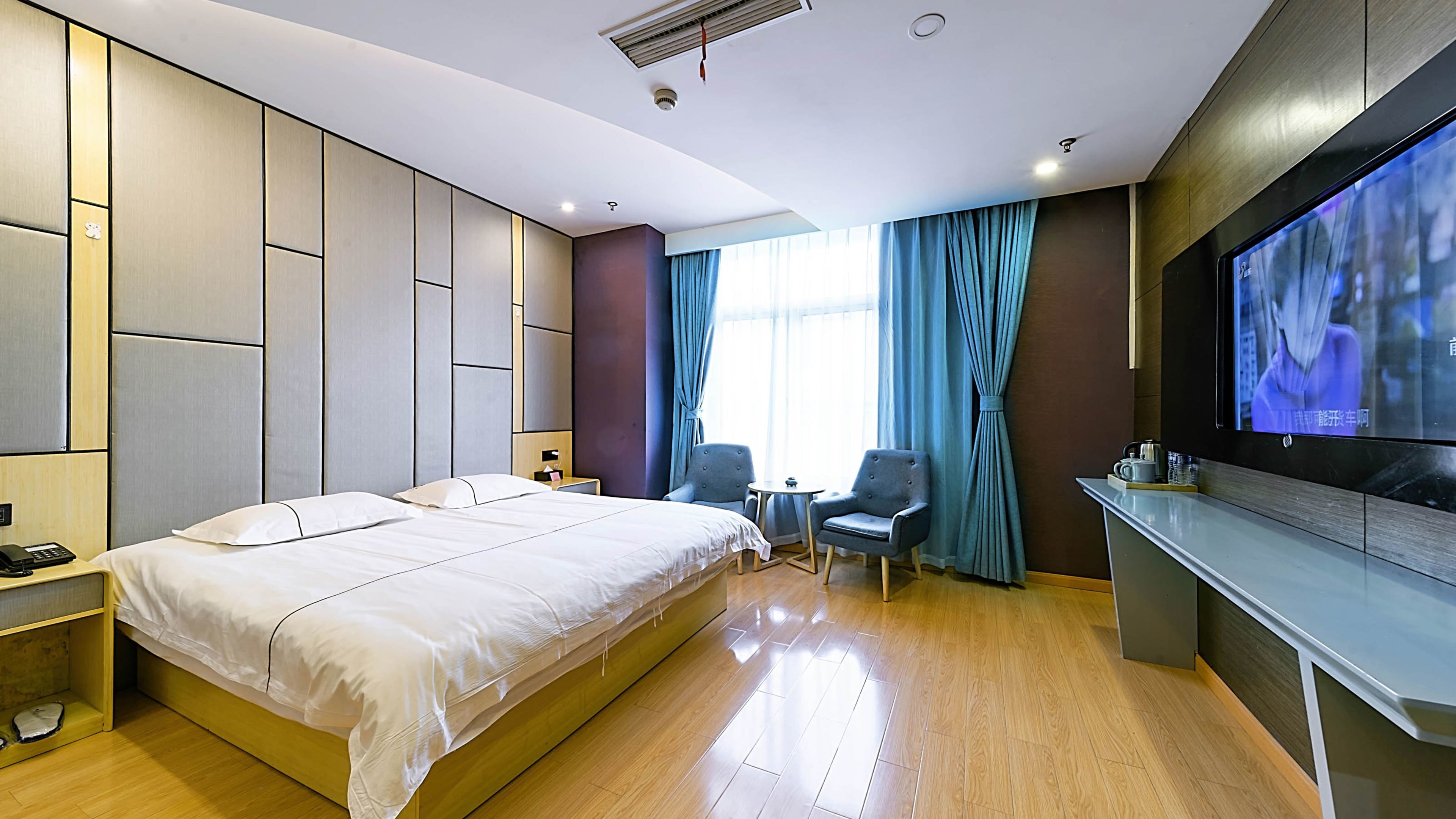 Blackout curtains, free WiFi