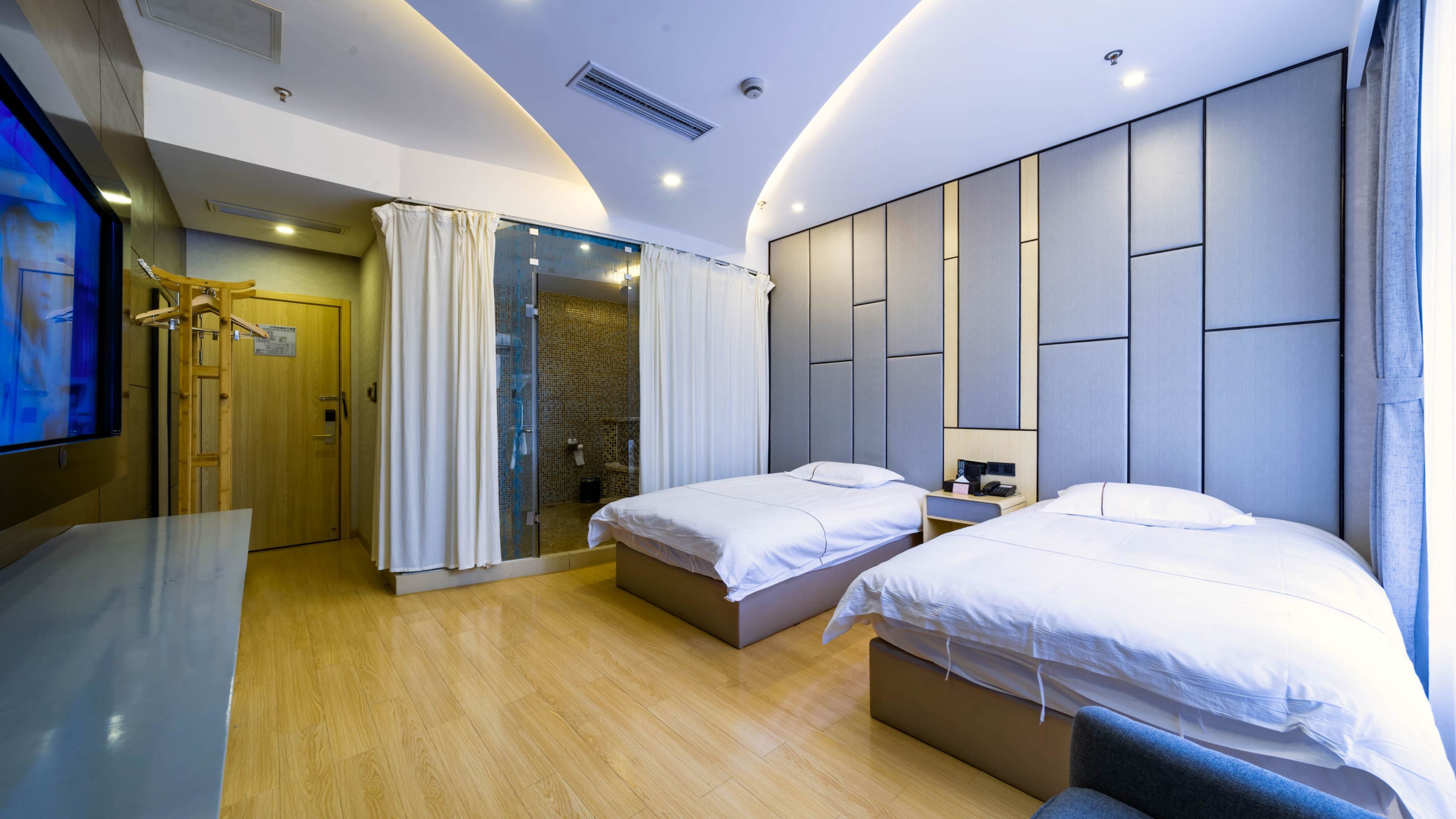 Blackout curtains, free WiFi