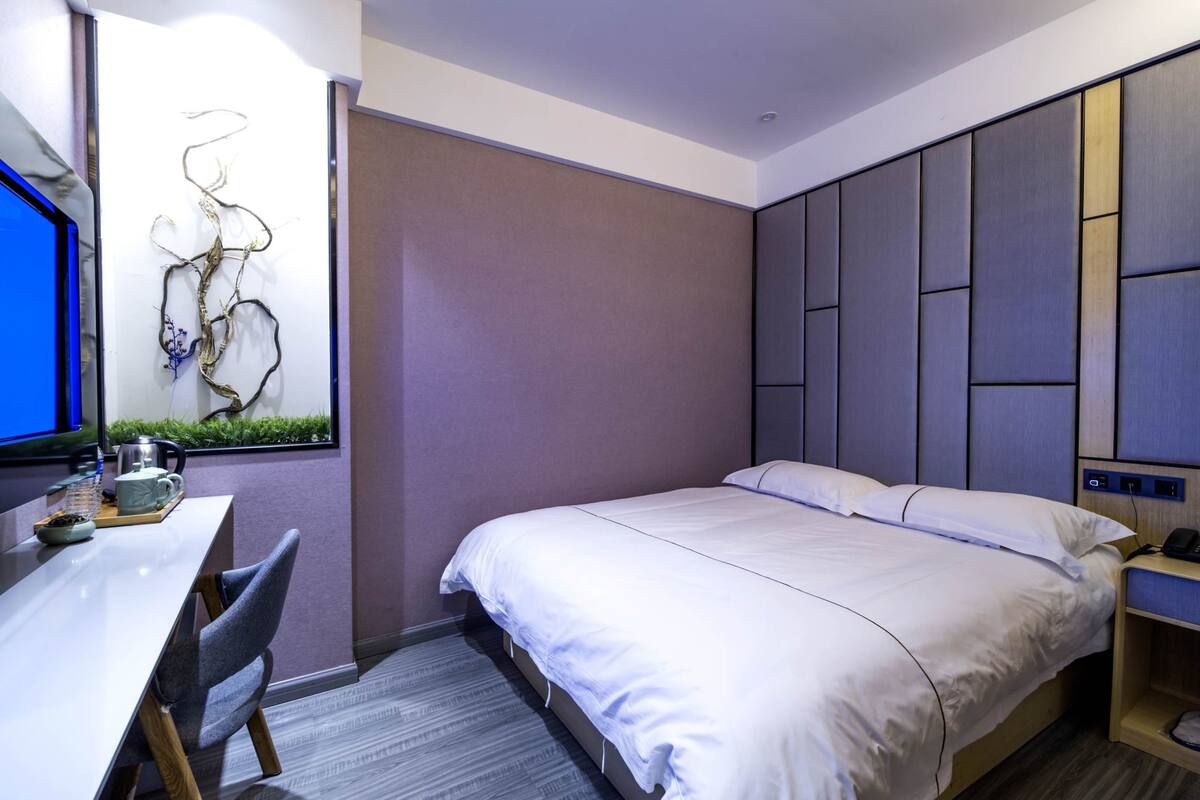 Blackout curtains, free WiFi