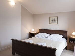 10 bedrooms, in-room safe, desk, iron/ironing board