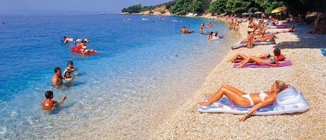 Sulla spiaggia, lettini da mare